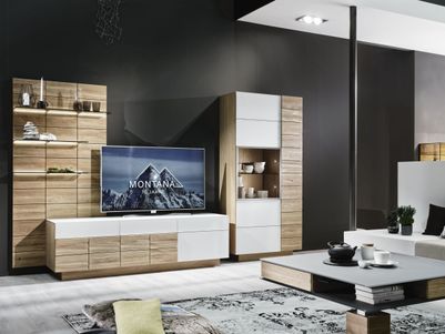Moderne Wohnzimmereinrichtung mit Holzregalen, einem Fernseher und einem Couchtisch. Minimalistischer Stil mit neutralen Farben.